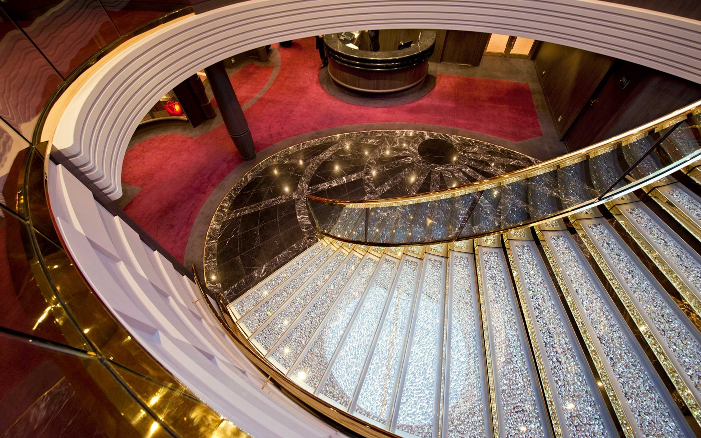 MSC Divina · escaleras Swarovski · MSC Cruises